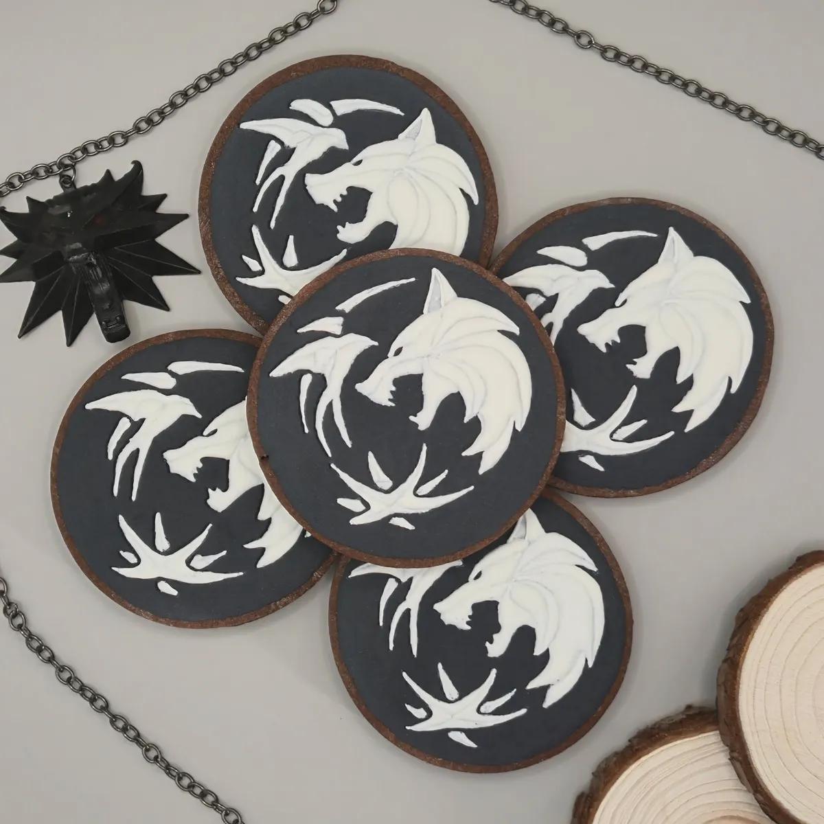 Bolachas Geek Personalizadas - The Witcher - Bolos de aniversário no Porto | Bento Cakes, Cake Design, Bolachas Decoradas | Porto | Sahri Dessert Art