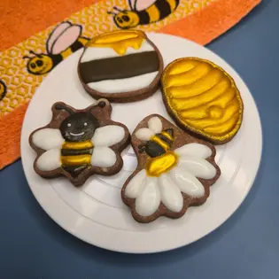 Bolachas de manteiga com cacau temáticas com abelhas decoradas com glacé real de baunilha. - Bolos de aniversário no Porto | Bentô Cakes, Cake Design, Bolachas e Cupcakes | Porto | Sahri Dessert Art