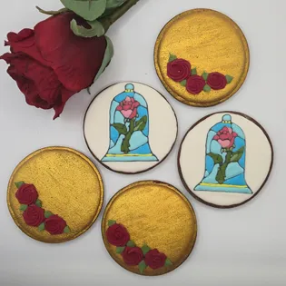 Bolachas de manteiga com cacau temáticas da Disney decoradas com motivos da Bela e o Monstro. - Bolos de aniversário no Porto | Bentô Cakes, Cake Design, Bolachas e Cupcakes | Porto | Sahri Dessert Art