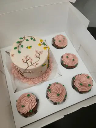 Combo Bentô Cake + Cupcakes de chocolate decorados com motivos florais para celebrar noivado. - Bolos de aniversário no Porto | Bentô Cakes, Cake Design, Bolachas e Cupcakes | Porto | Sahri Dessert Art