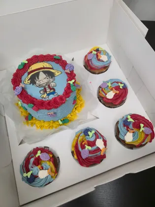 Combo Bentô Cake + Cupcakes de massa mármore decorados com figuras alusivas ao anime One Piece. - Bolos de aniversário no Porto | Bentô Cakes, Cake Design, Bolachas e Cupcakes | Porto | Sahri Dessert Art
