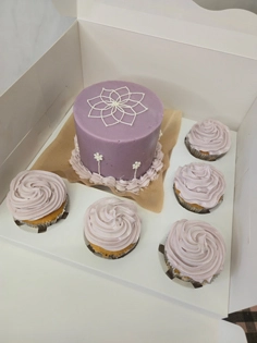 Combo Bentô Cake + Cupcakes de baunilha decorados com branding d'Os Violeta. - Bolos de aniversário no Porto | Bentô Cakes, Cake Design, Bolachas e Cupcakes | Porto | Sahri Dessert Art